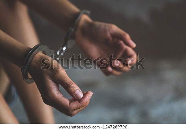 手錠をかけた手の接写 女性の囚人 逮捕された女性の手錠をかけた手 テロリスト ハッカー 葬儀屋 捕虜を捕虜にしたり逮捕したり の写真素材 今すぐ編集