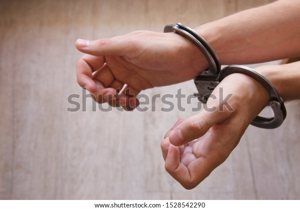 手錠をかけた手の接写 逮捕された男の手錠をかけた男の手 囚人や囚人はテロリスト ハッカー 牧師だ の写真素材 今すぐ編集