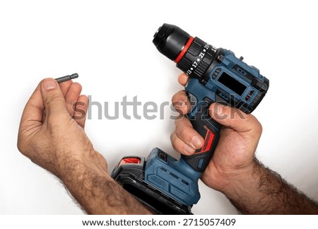  Close-up of hands inserting a drill bit into a cordless drill. Suitable for tutorials, tool manuals, DIY courses, and repair instructions.
