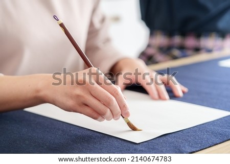 closeup hands of learning penmanship