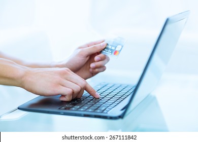 Крупный план рук покупки/оплаты онлайн с помощью ноутбука и кредитной карты.