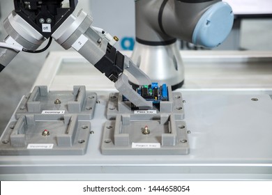 6,771 Robot Handling Images, Stock Photos & Vectors | Shutterstock