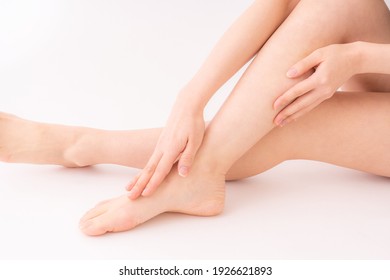 Close-up of the legs of a Japanese woman in the room