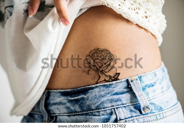 女性の下の尻のタトゥーの接写 の写真素材 今すぐ編集
