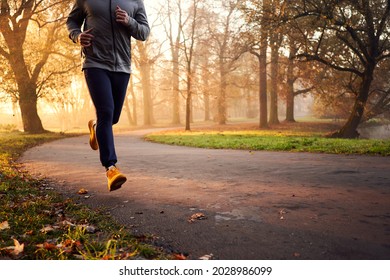 Nahaufnahme eines männlichen Läufers am Herbstmorgen im Park