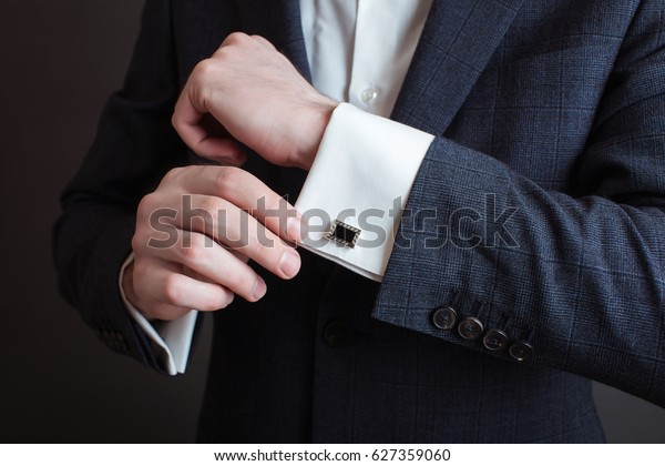 一名男子在礼服固定他的袖口的特写 新郎领结袖扣库存照片 立即编辑