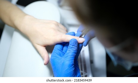 Close-up of manicurist specialist doing hardware manicure to client using special tools. Beauty day and body care concept Foto Stock