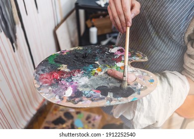 581 Hand holding painter's palette Images, Stock Photos & Vectors ...