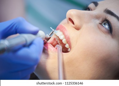 Nahaufnahme des ärztlichen Zahnarztes mit Zahnpolieren. Zahnärztin, die professionelle Zähne reinigt weibliche junge weibliche Patientin im Zahnbüro. Nahaufnahme-Plan