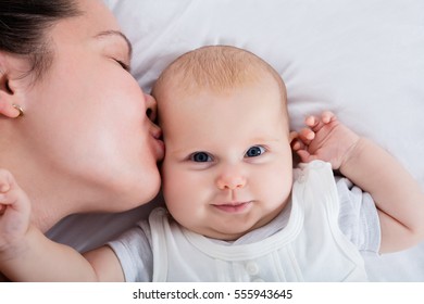 子供 キス 外人 の写真素材 画像 写真 Shutterstock