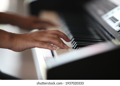 奏でる 弾く の画像 写真素材 ベクター画像 Shutterstock