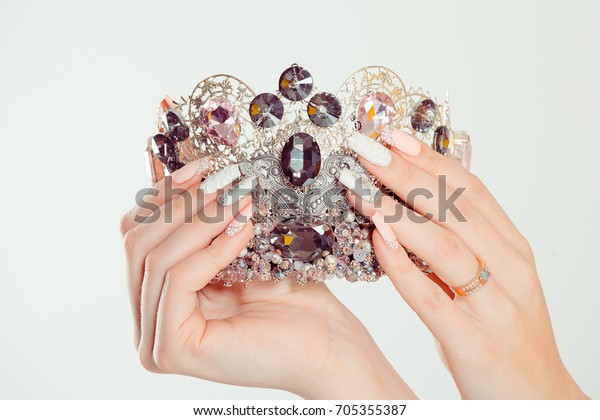 白い背景に黒い暗いダイヤモンドの冠の宝石を持つ結晶手のある多彩色の長い釘サンゴのピンク白の接写釘 典型的な結婚式の花嫁の爪のデザイン の写真素材 今すぐ編集