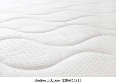 cierre de colchón ortopédico de espuma nuevo con superficie de protección sobre la cama en el dormitorio, textura de topper, material hipoalergénico, concepto de sueño de confort