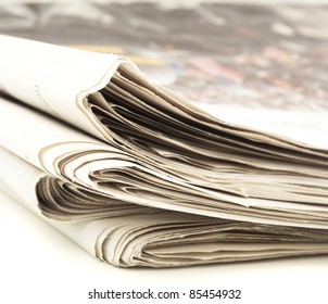 Nahaufnahme von Zeitungen auf weißem Hintergrund