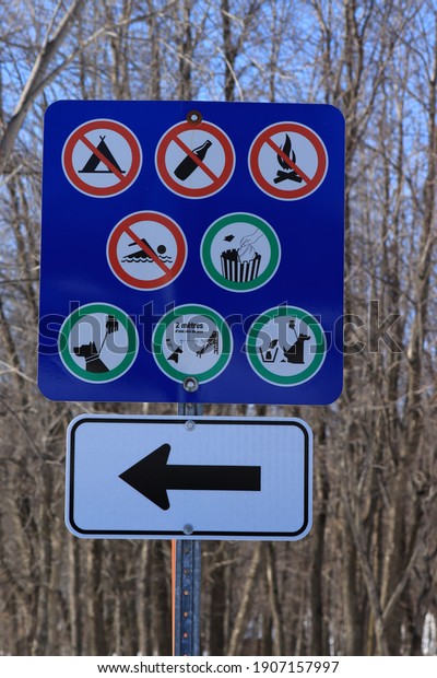 close-up on a blue sign with several\
indications and written in French 2 meters of a playground and a\
black arrow on a white\
background\
