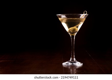 el primer plano sobre el cóctel martini con aceitunas. Vesper de James Bond 007