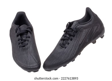 Cierre de un par de botas de fútbol de cuero negro aisladas en fondo blanco. Zapatos de entrenamiento al aire libre para chicos deportistas profesionales. Zapatos deportivos.