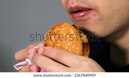 Similar – Foto Bild lecker Hamburger Hand