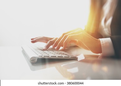 Крупным планом фотография женских рук, набирающих текст на беспроводной клавиатуре. Деловая женщина работает в офисе. Визуальные эффекты, белый фон