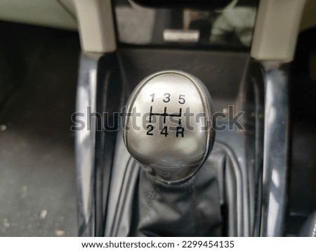A close-up photo of a gear knob in a Ford Ecosport displaying the gear number, providing a glimpse into the car's interior and technology.
