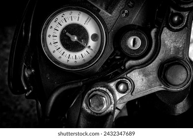 closeup photo of a motorcycle speed o meter