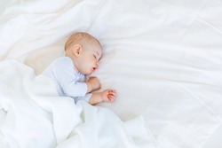 Close-up Portret De Băiat Adorabil Dormit în Pat, 1 An Copil Concept