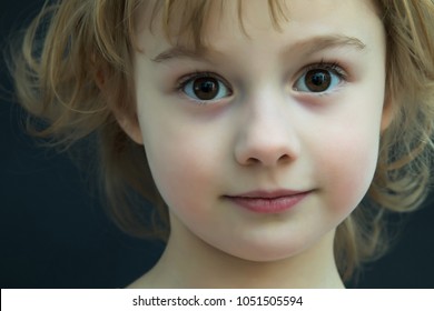 Nahaufnahme eines Porträts eines schönen kleinen Mädchens