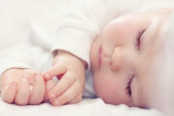 Portret Aproape De Un Copil De Dormit Frumos Pe Alb