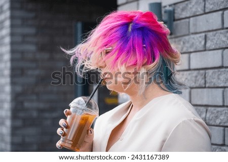 Similar – Foto Bild Junge, fitte Frau, die einen rosa Smoothie trinkt.