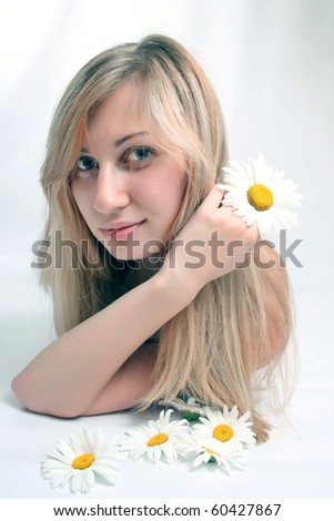 Similar – Fröhliche blonde Frau, die mit einem riesigen Gänseblümchen posiert.