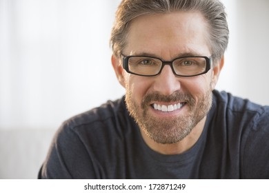 Nahaufnahme eines Porträts eines gut aussehenden, reifen Mannes mit Brille