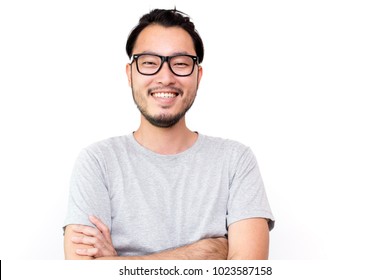 Nahaufnahme eines fröhlichen asiatischen Mannes, einzeln auf weißem Hintergrund mit Kopienraum.