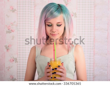 Foto Bild Junge, fitte Frau, die einen rosa Smoothie trinkt.