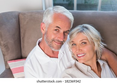 Nahaufnahme eines glücklich entspannten Paares, das zu Hause auf einem Sofa sitzt