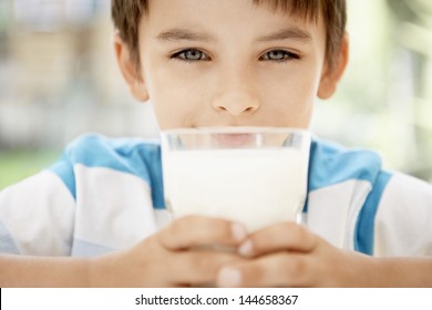 Cận cảnh chân dung của chàng trai trẻ hạnh phúc nắm giữ ly sữa
