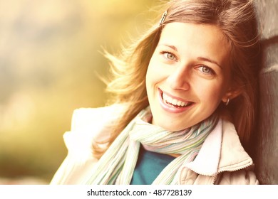 Nahaufnahme eines Porträts einer glücklichen jungen Frau, die lächelt 