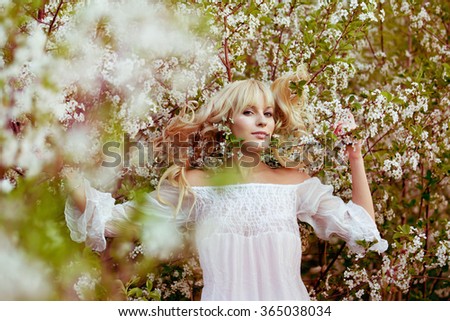 Similar – Foto Bild Junge blonde Frau, die in der Nähe einer riesigen Blume posiert.