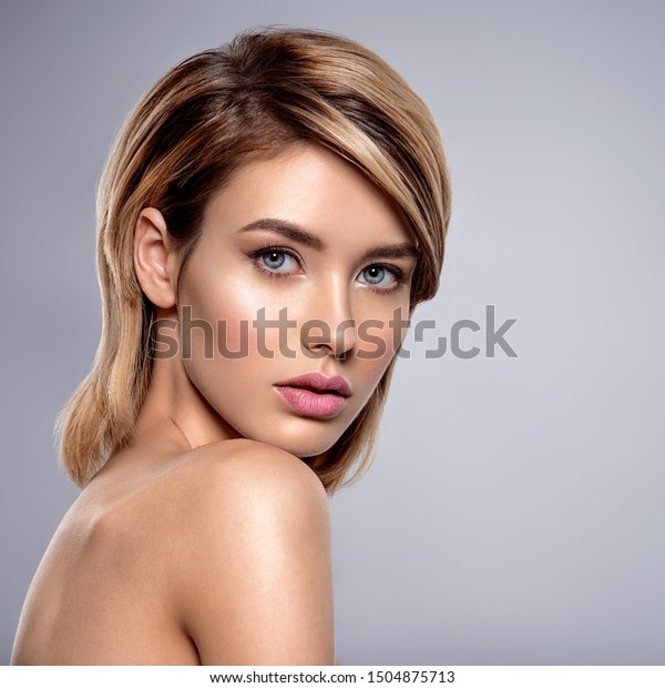 美しい青い目をしたセクシーな白人の若い女性の接写 きれいな顔をした美しい金髪の若い女性のポートレート 魅力的なモデル 肌がきれいな若い女性の美しい顔 の写真素材 今すぐ編集