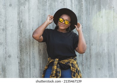 Close-up Portrait Stylish Young African American Girl With Curly Hair In Fashionable Sunglasses In Urban With Copy Space And Place For Advertising - Summer Hipster Photos With Instagram Style