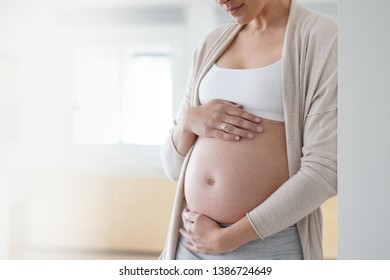 Cierre del vientre de una mujer embarazada
