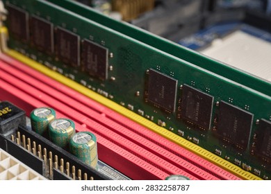 Close-up of a RAM memory module installed on a motherboard, showing integrated chips, colored DIMM slots, and nearby capacitors. The image highlights the internal architecture of the hardware and the importance of the components that allow the efficient operation of a computing system.                     