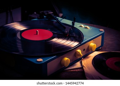 Close-up, record player, While playing the record, Blue platter.