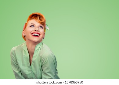 Nahaufnahme des roten Kopfes junge aufgeregte Frau hübsch pinup Mädchen grüne Knopfhemd lächelnd nach oben schauend einzeln auf gelbem Hintergrund Retro-Vintage 50's Stil. Körpersprache positives Gesicht der menschlichen Emotionen