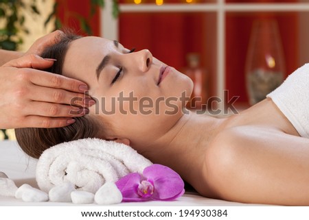 Similar – Foto Bild Frau erhält Kopfmassage im Spa-Wellnesszentrum.