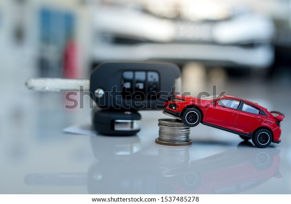 Close-up of\
remote key, new car remote key in car showroom Blur the background\
of the office at the car\
showroom.