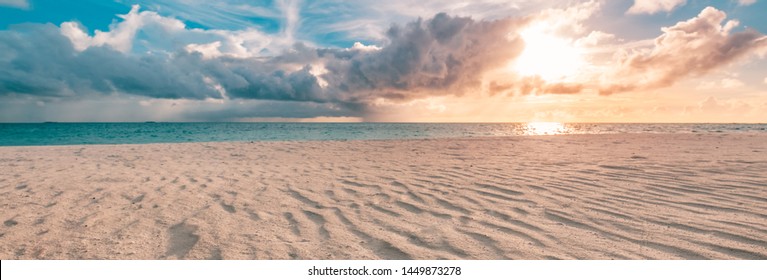 Крупный план песка на пляже и голубое летнее небо. Панорамный пляжный пейзаж. Пустой тропический пляж и морской пейзаж. Оранжевое и золотое закатное небо, мягкий песок, спокойствие, спокойный расслабляющий солнечный свет, летнее настроение