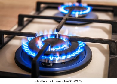 Крупным планом выстрел синего огня из домашней кухонной плиты. Газовая плита с горящим пламенем пропана. Концепция промышленных ресурсов и экономики.
