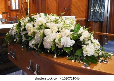 Nahaufnahme eines bunten Korbes in einer Probe oder Kapelle vor der Beerdigung oder Begräbnis auf dem Friedhof
