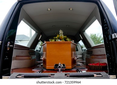 Nahaufnahme eines bunten Korbes in einer Probe oder Kapelle vor der Beerdigung oder Begräbnis auf dem Friedhof
