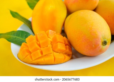 Close-up Shot Of Fresh Mango On A Yellow Background, MANGGO Fruit Photo Wallpaper